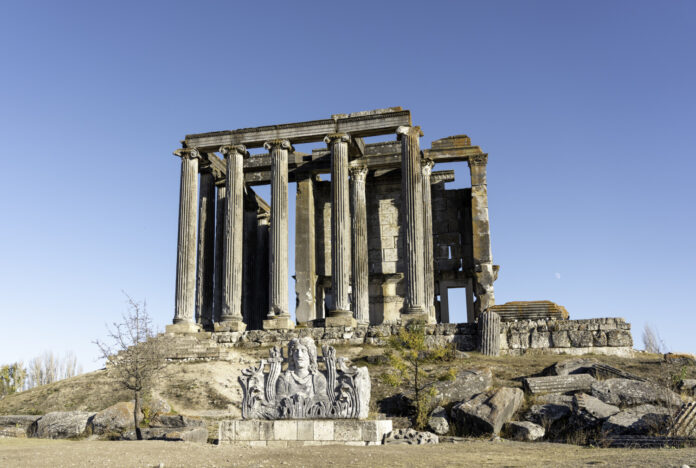 Әдемі трусики киген жалаңаш қыздар